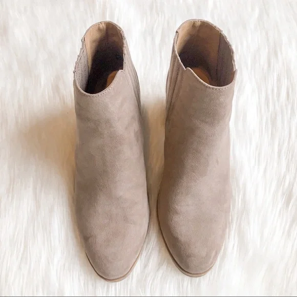 Lulu’s Shasta Taupe Suede Ankle Booties, size 8 - Picture 4 of 11
